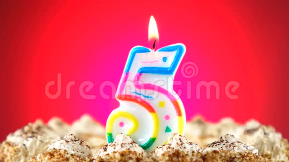 用燃烧的生日蜡烛做生日蛋糕5号背景变化颜色视频的预览图