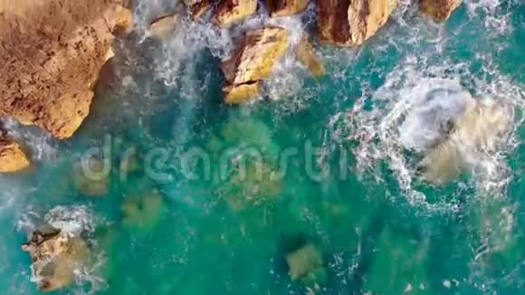 在希腊海浪拍打岩石视频的预览图