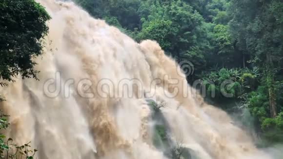 清迈多伊因塔农国家公园的Wachirathan瀑布视频的预览图
