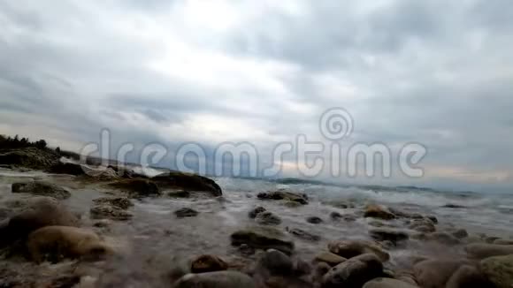 海浪拍打海岸线和照相机视频的预览图