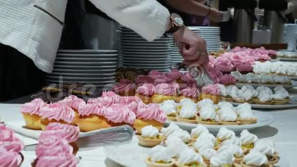 自助糖果上美味的纸杯蛋糕人们从自助餐厅取食物视频的预览图