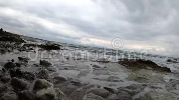 海浪拍打着海岸线慢镜头视频的预览图