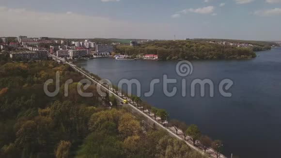 城市中心的湖来自无人机视频的预览图