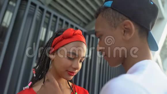 美国黑人少年慈爱地捧着漂亮的女朋友的脸试图亲吻视频的预览图