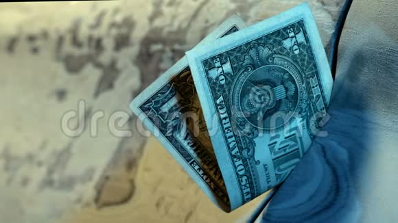 一张美元的钞票卡在一辆未修理的汽车的缺口上特写镜头风在吹蓝色的色调贫穷和廉价的报酬视频的预览图