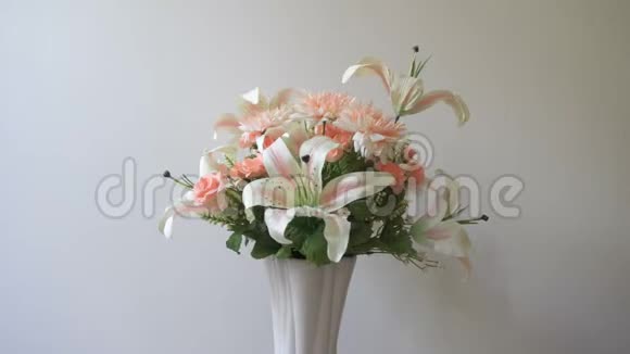 百合花玫瑰康乃馨花在粉红色花瓶白色背景是旋转的粉彩花集视频的预览图