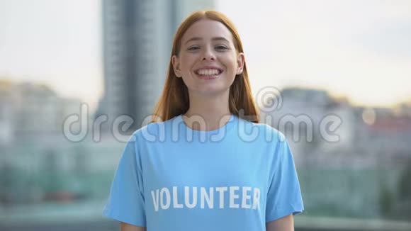 红发少女微笑相机大学志愿者项目善良视频的预览图