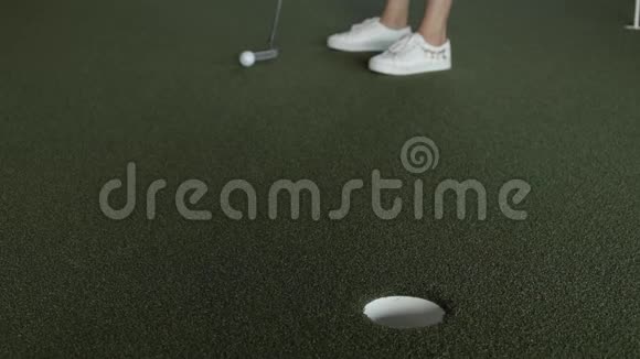 职业女性高尔夫球手使用高尔夫球杆打高尔夫球的特写腿视频的预览图