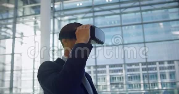 商务人员在办公室4k大厅使用虚拟现实耳机视频的预览图