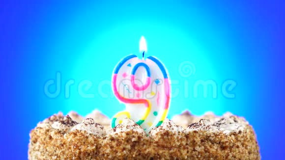 用燃烧的生日蜡烛做生日蛋糕9号背景变化颜色视频的预览图