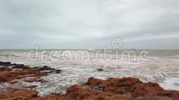海上风暴岸边巨浪海水飞溅视频的预览图