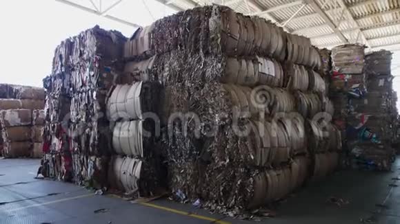 工厂露天仓库地面存放的废纸堆视频的预览图