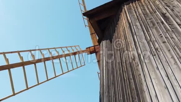 传统的波兰乡村风车视频的预览图