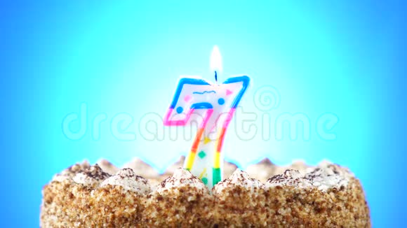 用燃烧的生日蜡烛做生日蛋糕7号背景变化颜色视频的预览图