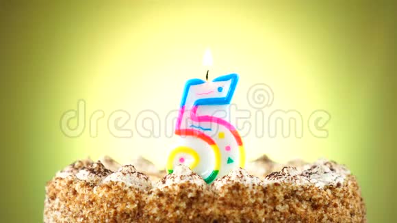 用燃烧的生日蜡烛做生日蛋糕5号背景变化颜色视频的预览图