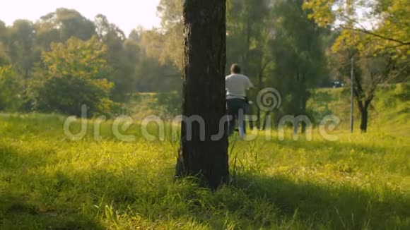 两只黑色拳击犬的女人视频的预览图