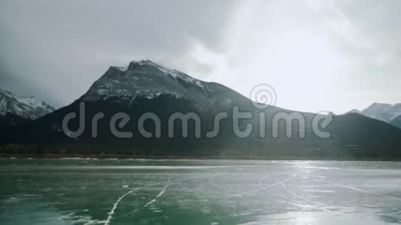在冰冻的湖面上滑冰的矮个子男人视频的预览图