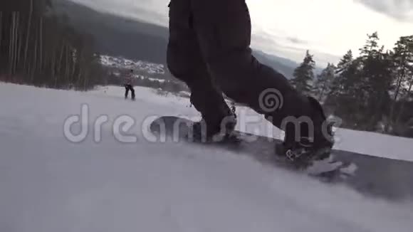 从后面看滑雪者在雪坡上开得很快极限运动视频的预览图