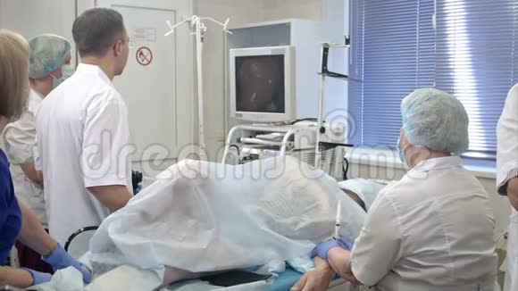 医疗团队使用内窥镜进行手术视频的预览图