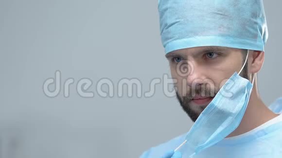 年轻医务工作者戴无菌口罩外科诊所手术医学视频的预览图