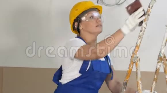 建筑工地室内硬帽砂墙微笑建筑工女视频的预览图