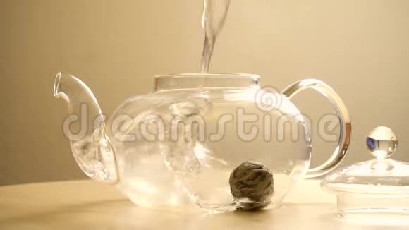 一套快速冲泡绿茶的足底视频的预览图