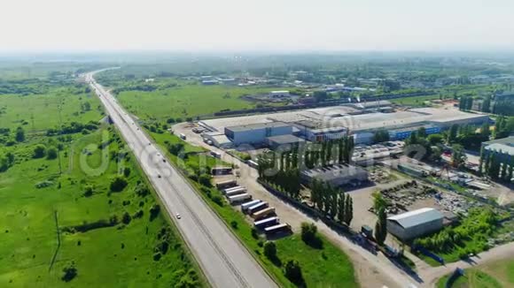 生产综合体附近的卡车和高速公路鸟瞰视频的预览图