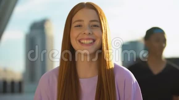 快乐的青少年拥抱在镜头前微笑的女性朋友青少年的健康视频的预览图