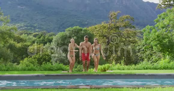 在度假胜地4k的游泳池里朋友们跳在一起视频的预览图