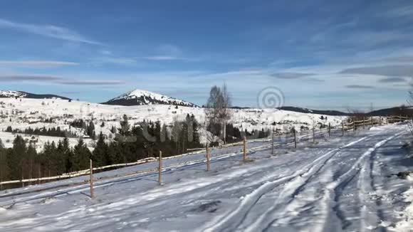 在阳光明媚的冬日里喀尔巴阡山就会出现视频的预览图