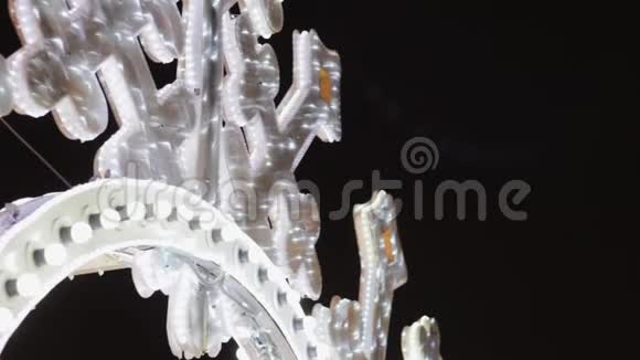 巨大的雪花装饰照亮了复印空间背景图案视频的预览图