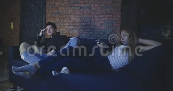 无聊的夫妇在家看电视家庭关系婚姻爱情观念拍摄于红色4k12位颜色空间视频的预览图
