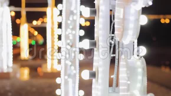 街道装饰圣诞灯泡白色boke视频的预览图