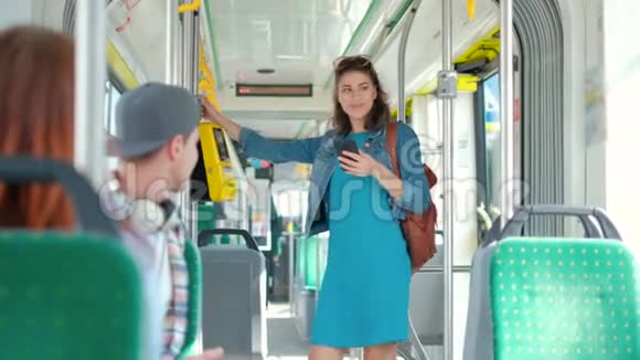 有轨电车公共交通用智能手机付费的女性视频的预览图