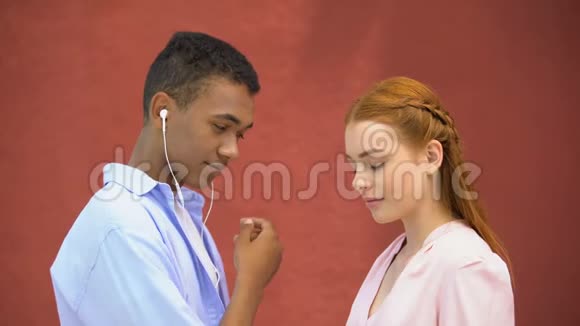 与女友共用耳机听最喜欢的抒情歌曲视频的预览图