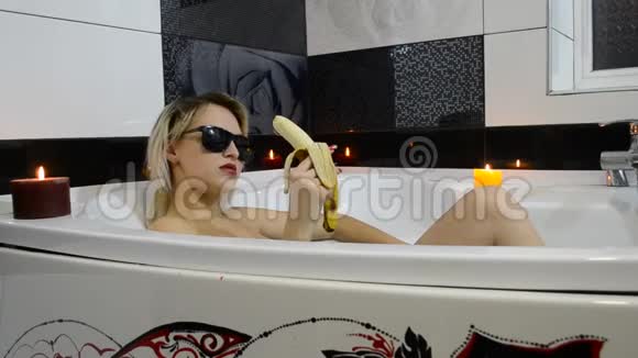 有香蕉的女人在洗手间视频的预览图