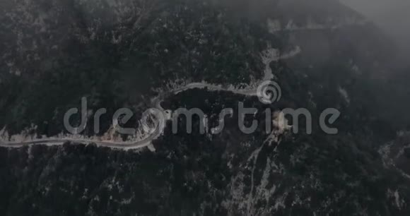 一辆黑色汽车沿着蜿蜒的山路行驶视频的预览图