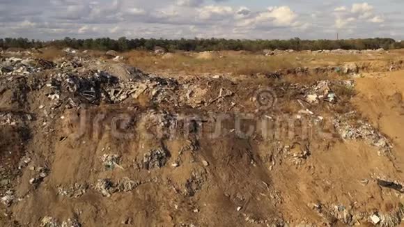分拣现场一大堆垃圾的鸟瞰图垃圾堆放在垃圾场消费造成的环境污染视频的预览图