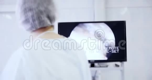 外科医生的背面看监视器而预成形手术使用外科腹腔镜仪器医药视频的预览图