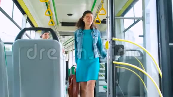 年轻的幸福夫妇帕斯格在乘坐现代有轨电车时享受公共交通旅行视频的预览图