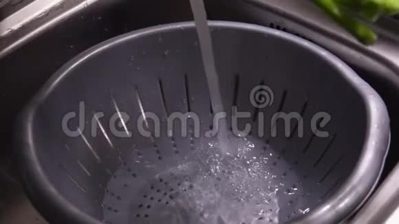 芦笋的煮茎放在冷水中视频的预览图