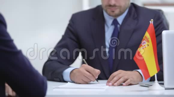 西班牙老板与移民雇员签订雇佣合同握手视频的预览图