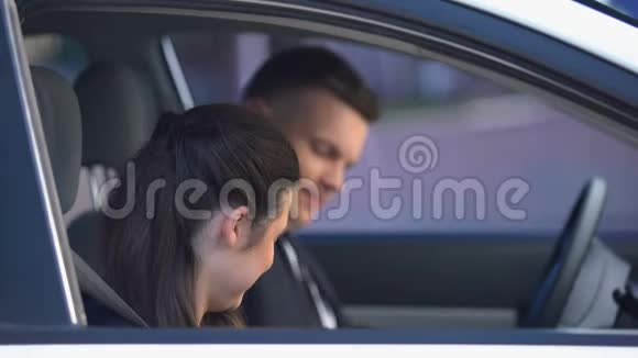 英俊的男人在车里拥抱漂亮的女人约会浪漫和甜蜜视频的预览图
