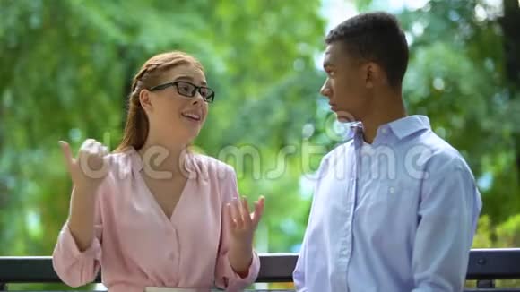 戴眼镜的少女抱怨公园里的混血男友欺负人视频的预览图