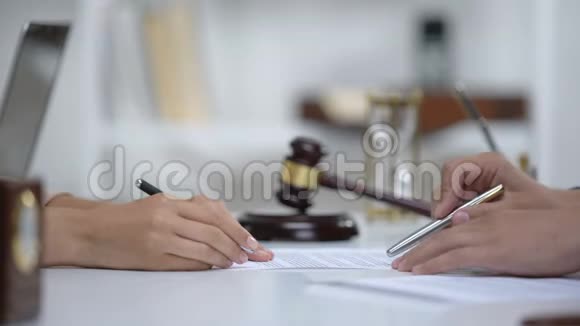 律师向妇女展示在哪里签署法院诉讼请求向原告提供专业帮助视频的预览图