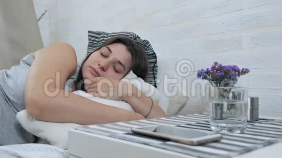 一个怀孕的女孩睡在床上被手机分心怀孕女孩的梦想视频的预览图