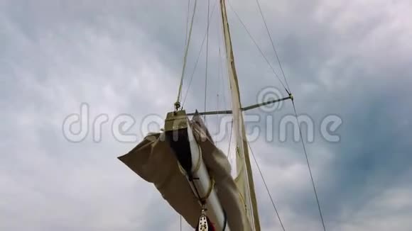 4K视频帆在意大利的游艇上有人在拉他伸展它这样他就可以随风航行了它在上面视频的预览图