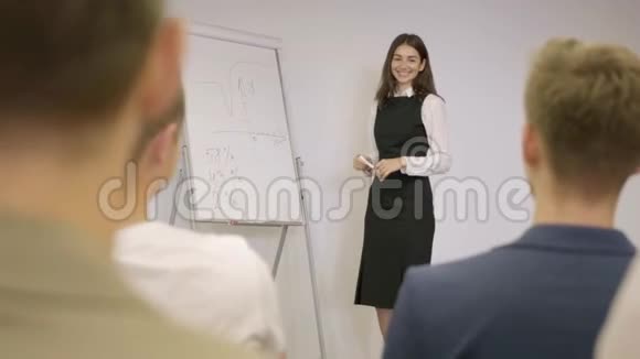 可爱的女商人用挂图向合作伙伴展示新项目组长向同事介绍视频的预览图