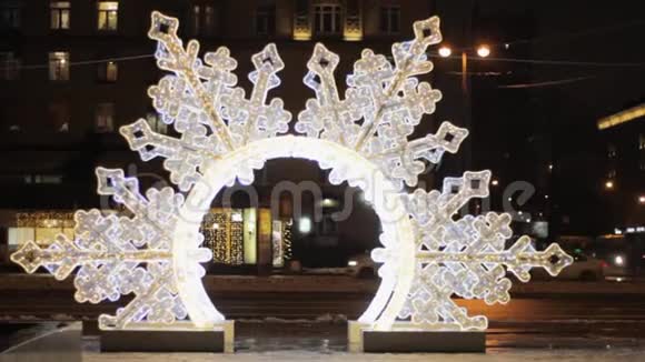 巨大的雪花装饰照亮了城市的美妙氛围视频的预览图