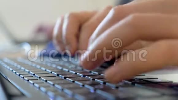 手在键盘上打字手在笔记本电脑键盘上打字劳动力背景干手提电脑的女人视频的预览图